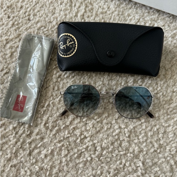 Brand new never worn ray bans - Picture 1 of 1